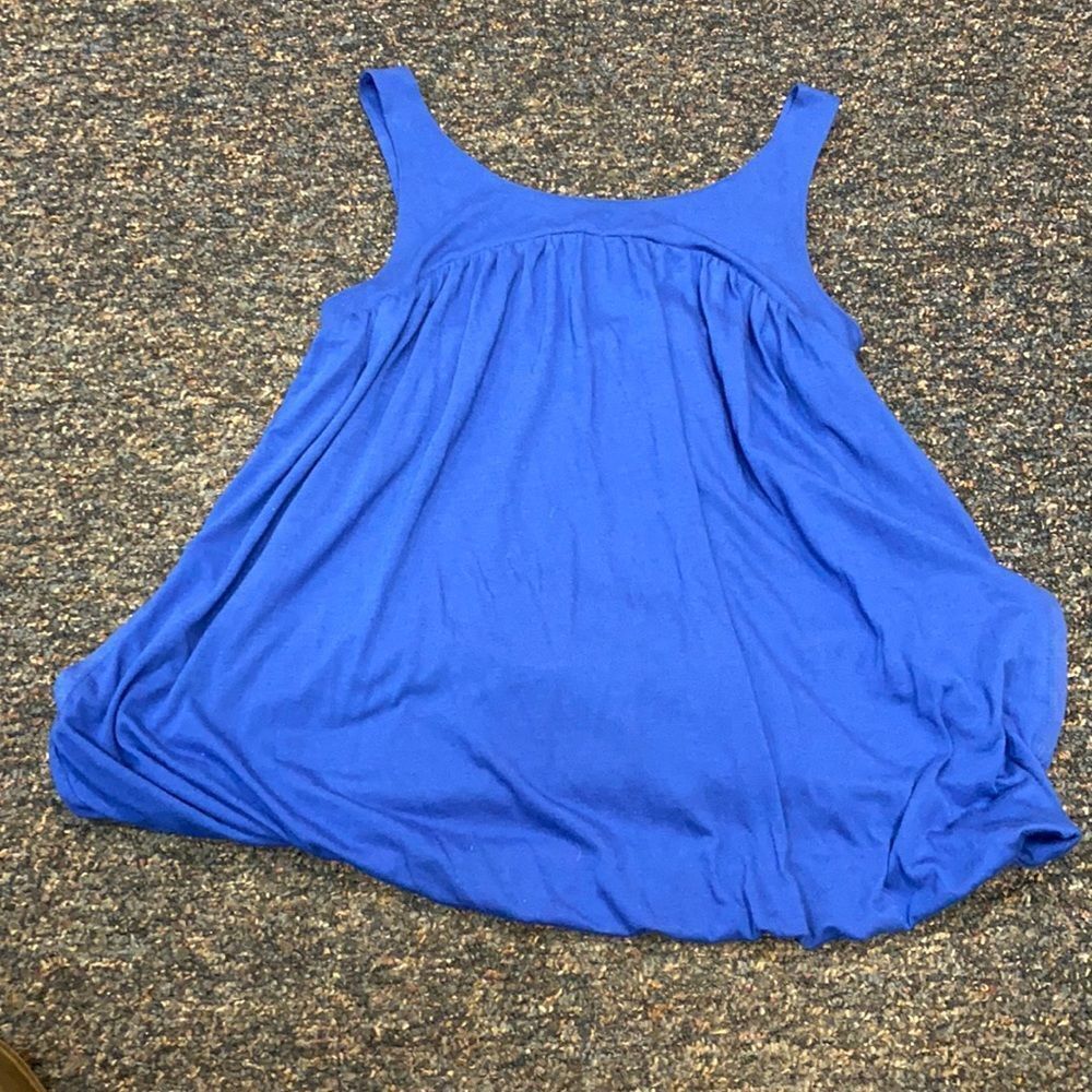 By Design Blue Bubble Hem Top sz. Medium Petite